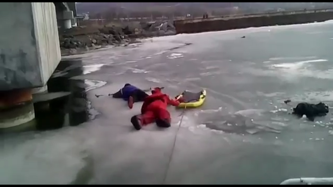 Приморские спасатели искали рыбаков, а спасли лыжника