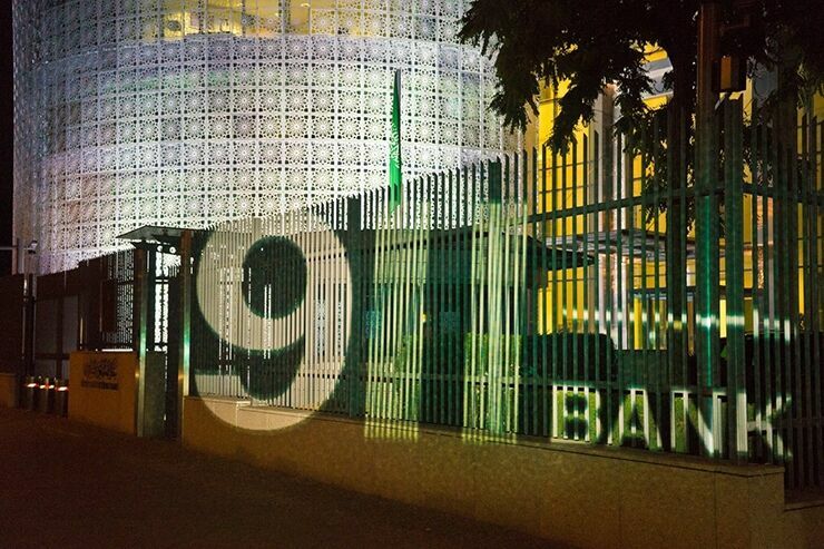 На посольстве Саудовской Аравии в Берлине высветили надпись «Банк 9/11»