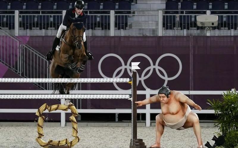 Фигура сумоиста перепугала лошадей на Олимпиаде