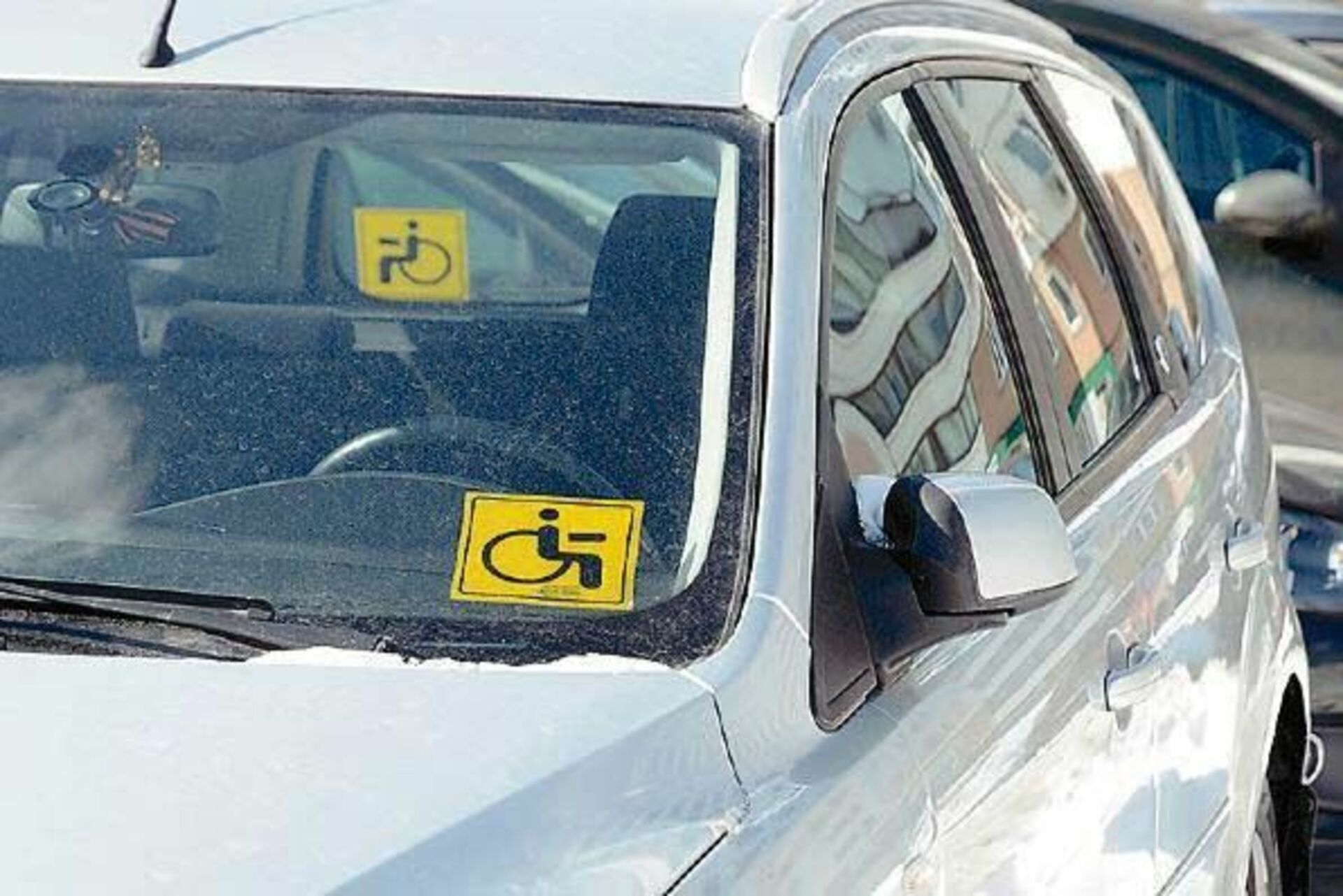 Автомобиль со знаком инвалид. Знак инвалида на авто. Опазнавательный знак «инвалид». Знак инвалид на стекло автомобиля. Знак инвалида на лобовом стекле.