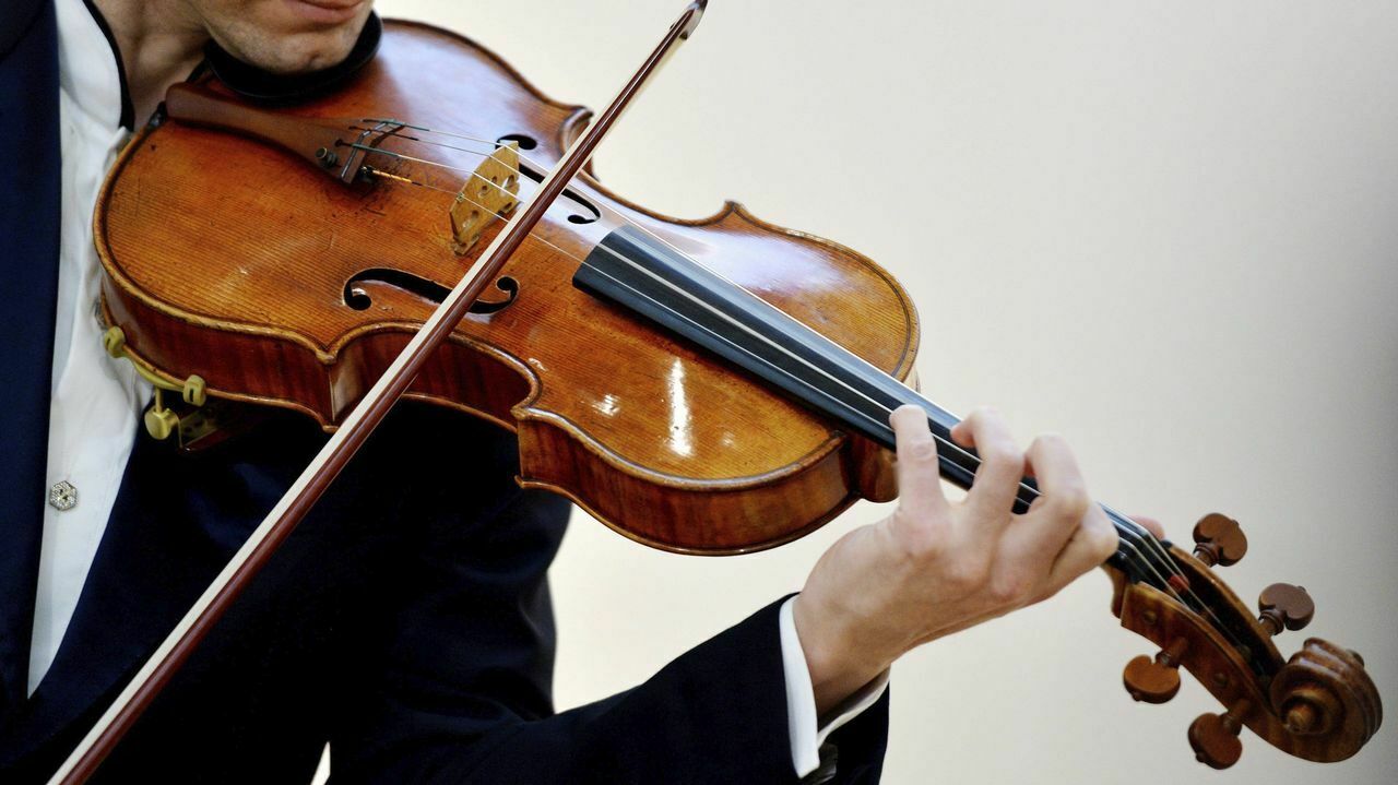 В Нью-Йорке на аукционе продана скрипка Страдивари за $15,3 млн.