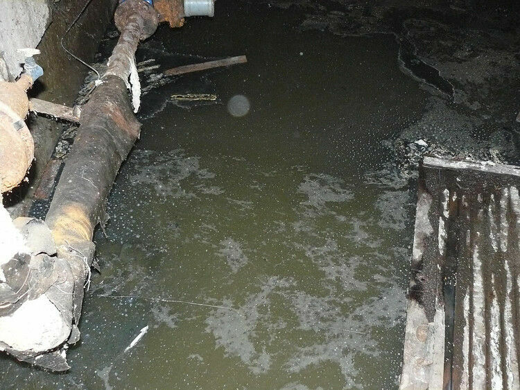 Жители Екатеринбурга заперли коммунальщиков в затопленном подвале