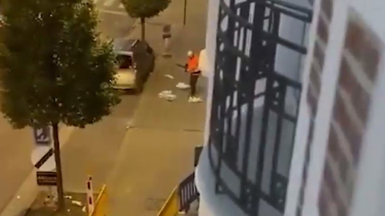 В Сеть попало видео со стрелком из Брюсселя, заряжающим оружие прямо на улице