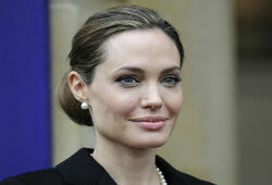 Врачи удалили Анджелине Джоли грудь из-за угрозы рака