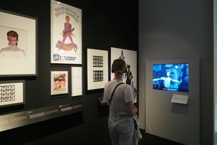 В Лондоне покажут частную коллекцию предметов искусства Дэвида Боуи