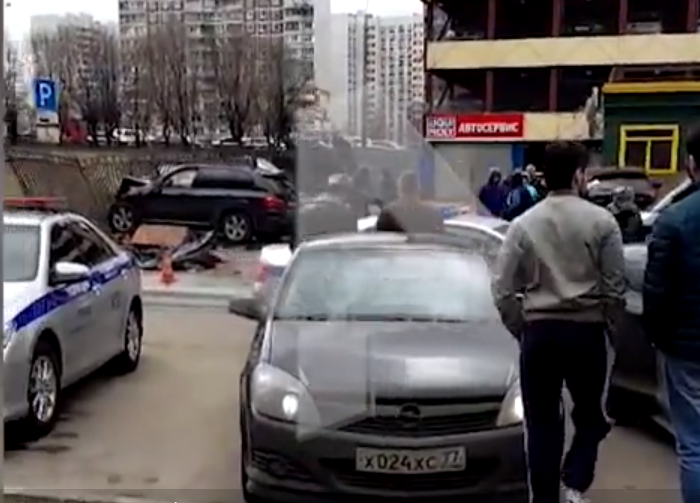 "БМВ" среди бела дня на оживленной улице Москвы сбил женщину и врезался в стену