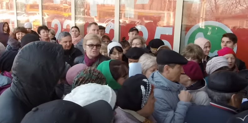 Жители Владивостока часами стоят в огромной очереди ради льготных авиабилетов