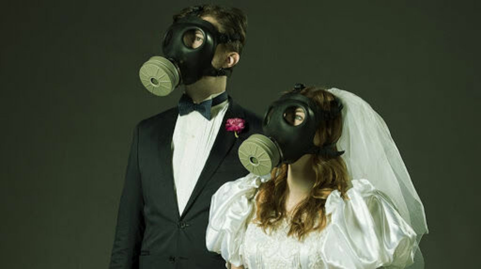 Маскед лове орел. Свадьба в противогазах. Свадьба в масках. Невеста в противогазе. Невеста в маске.