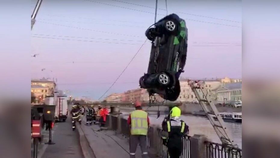 В Санкт-Петербурге уходивший от погони автомобиль каршеринга упал в Фонтанку