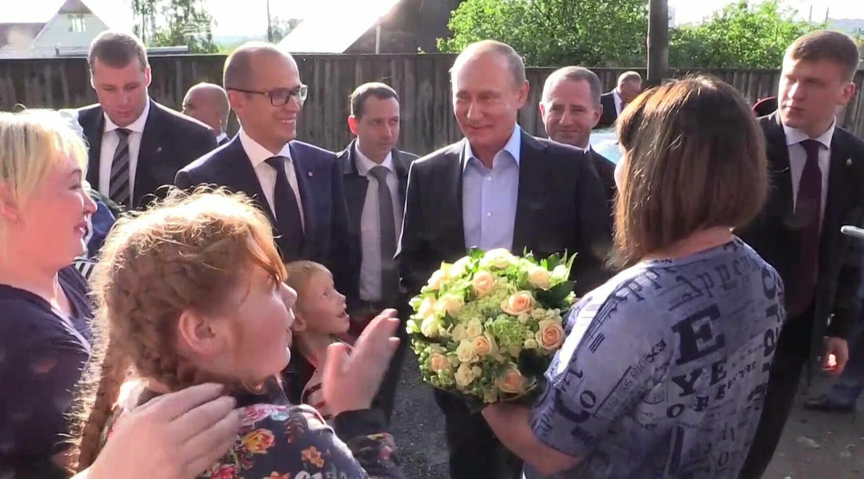 Путин подарил пожаловавшейся на аварийное жилье цветы и путевку в Сочи