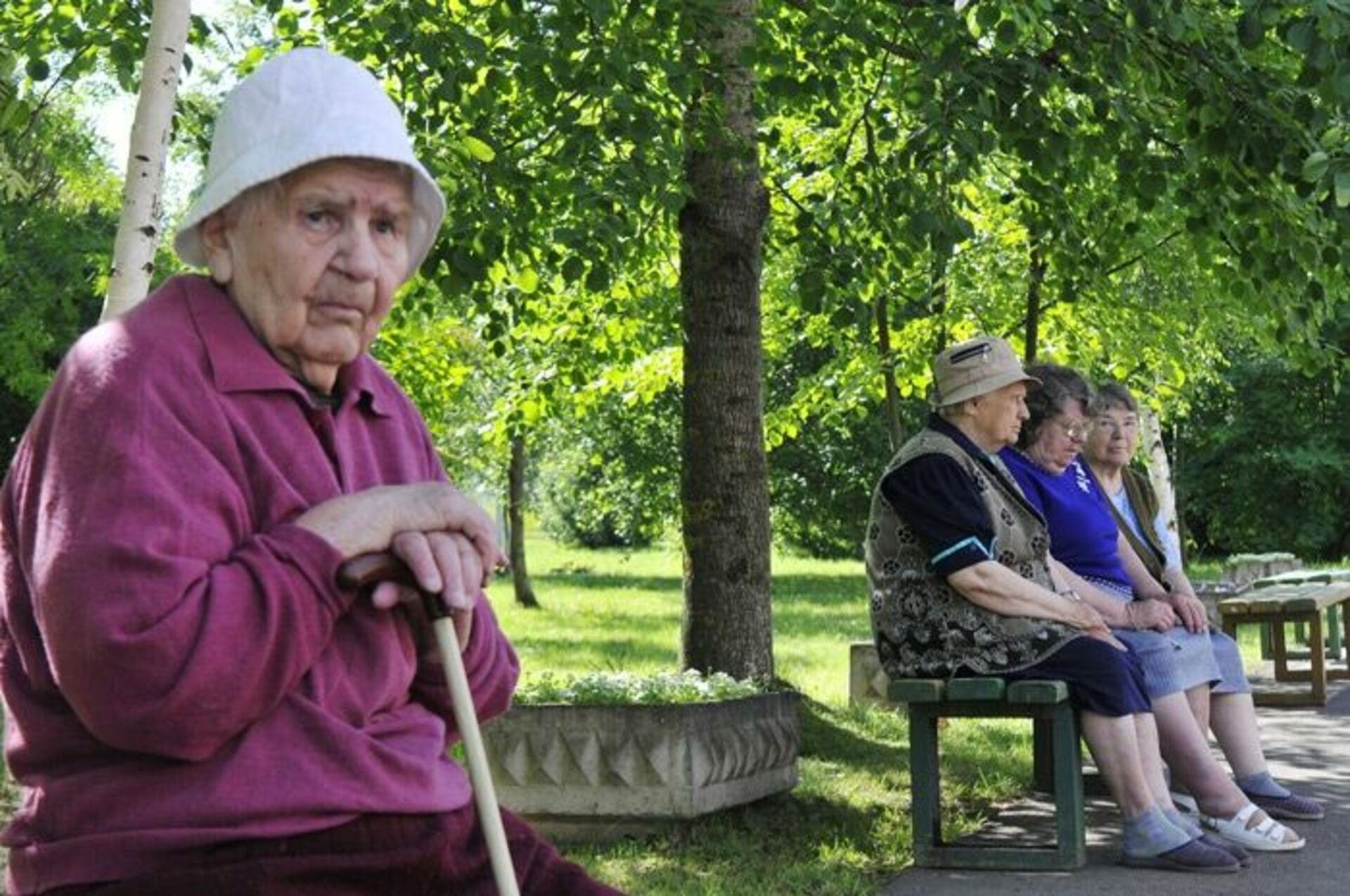 Пенсионер переезжает в москву. Пожилые люди в России. Пожилые люди в обществе. Пенсионеры фото. Одиночество пожилых.