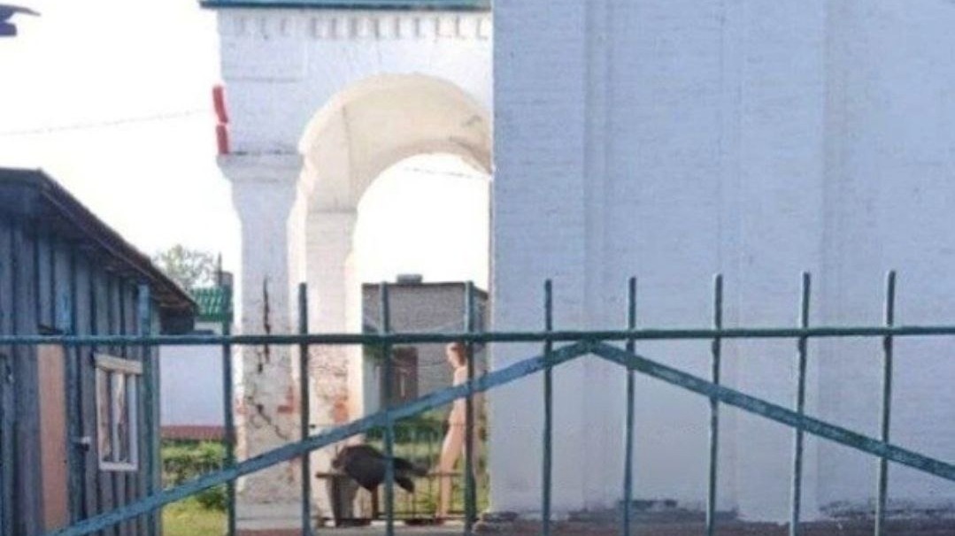 Верующие в Калужской области пожаловались на голую гражданку на пороге храма