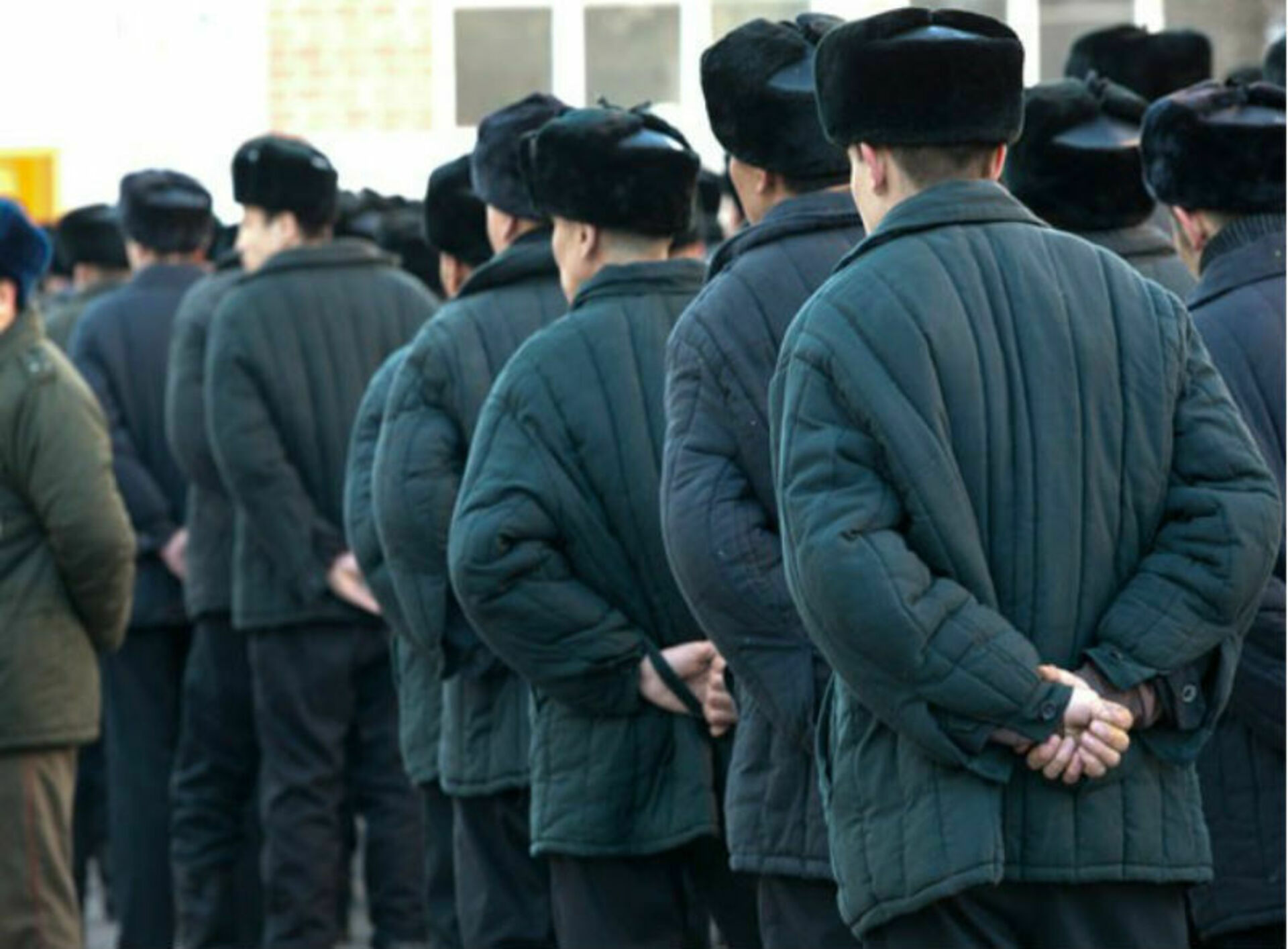 Гуляли на свободе. Заключенные в России. Осужденные. Одежда заключенных. Толпа осужденных.