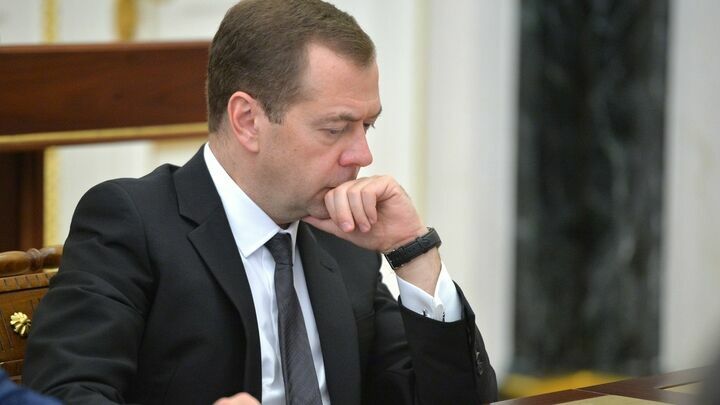 Медведев ликвидировал на Урале вузы для подготовки чиновников