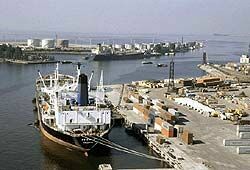 Утечка ядохимикатов в Рижском порту: есть угроза взрыва