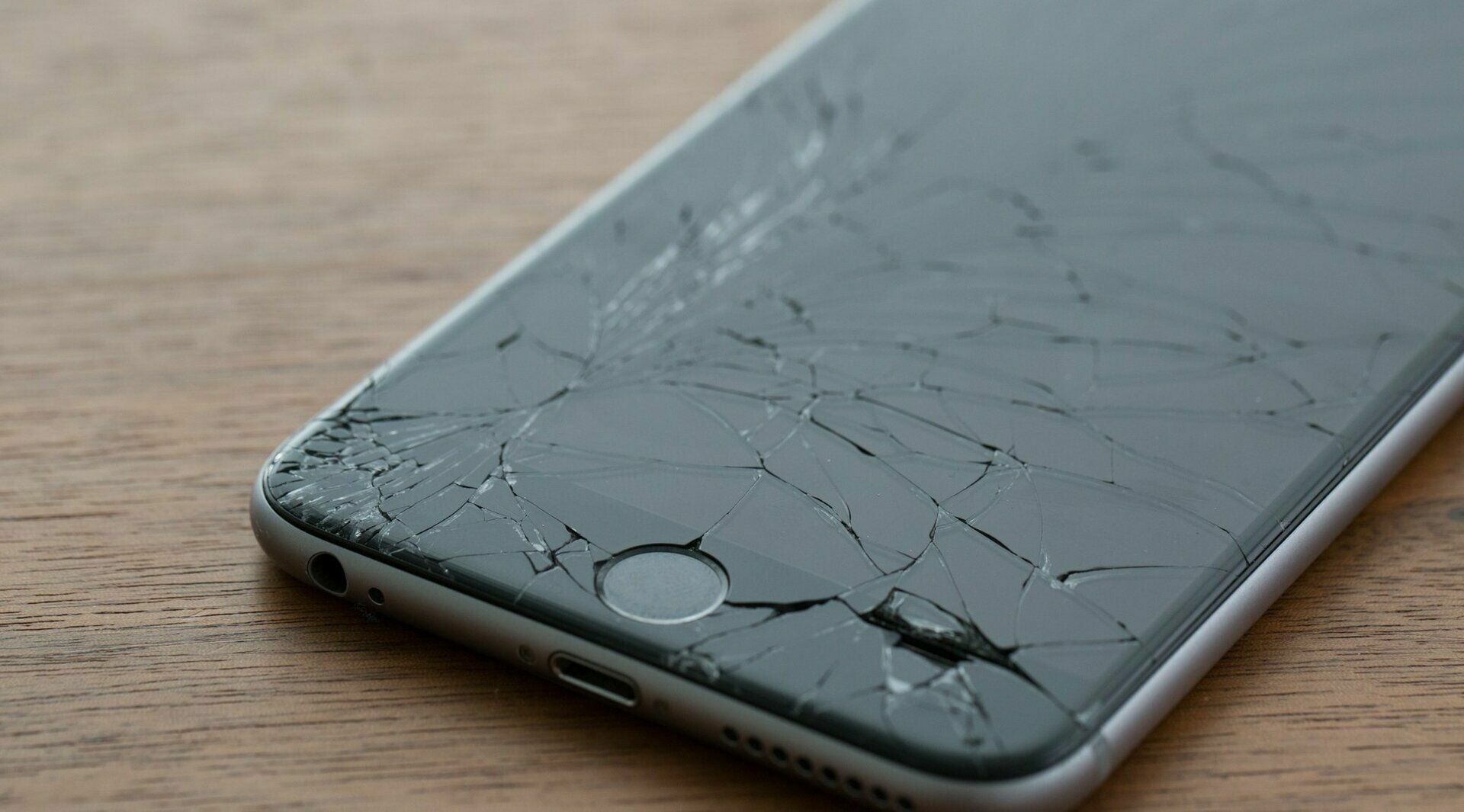 Куплю разбитый. Разбитый айфон. Сломанный айфон. Разбитые айфоны. Разбитый дисплей iphone.