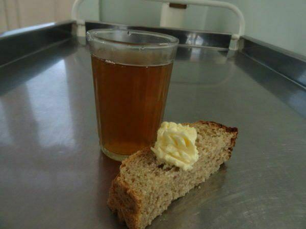 На завтрак в Карпинской ЦГБ в феврале был хлеб и кусочек масла. Потом какое-то время и это перестали давать, так как хлеб закончился. Фото: архив «Вечернего Карпинска»
