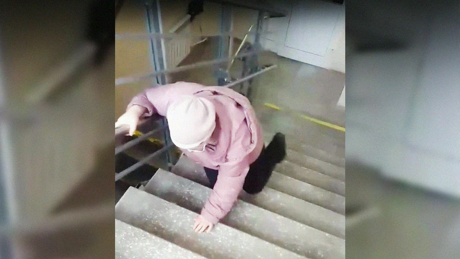 В больнице Первоуральска пенсионерку вынудили ползти по лестницам