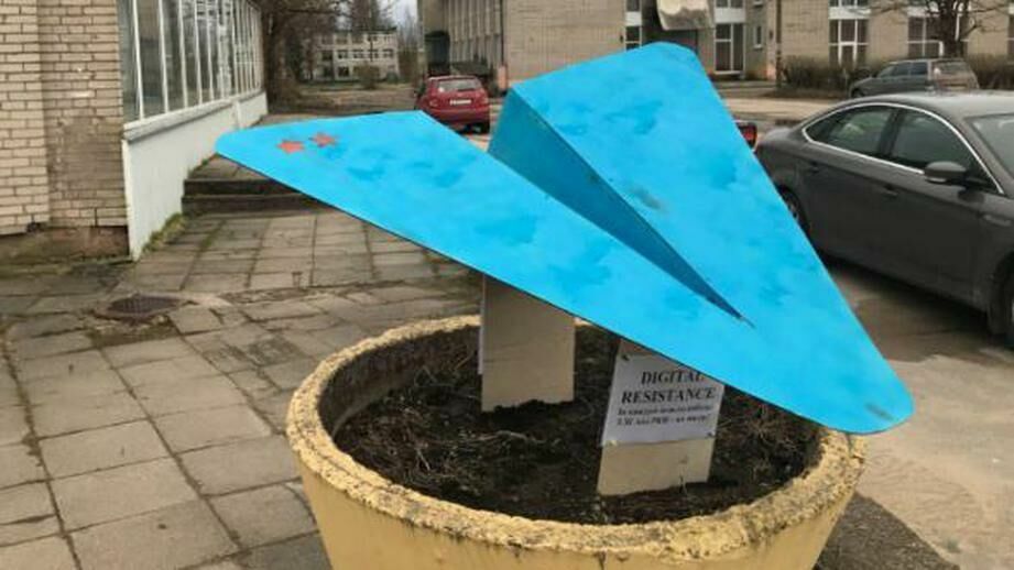 ФотКа дня: школьники установили памятник Telegram  на деньги депутата