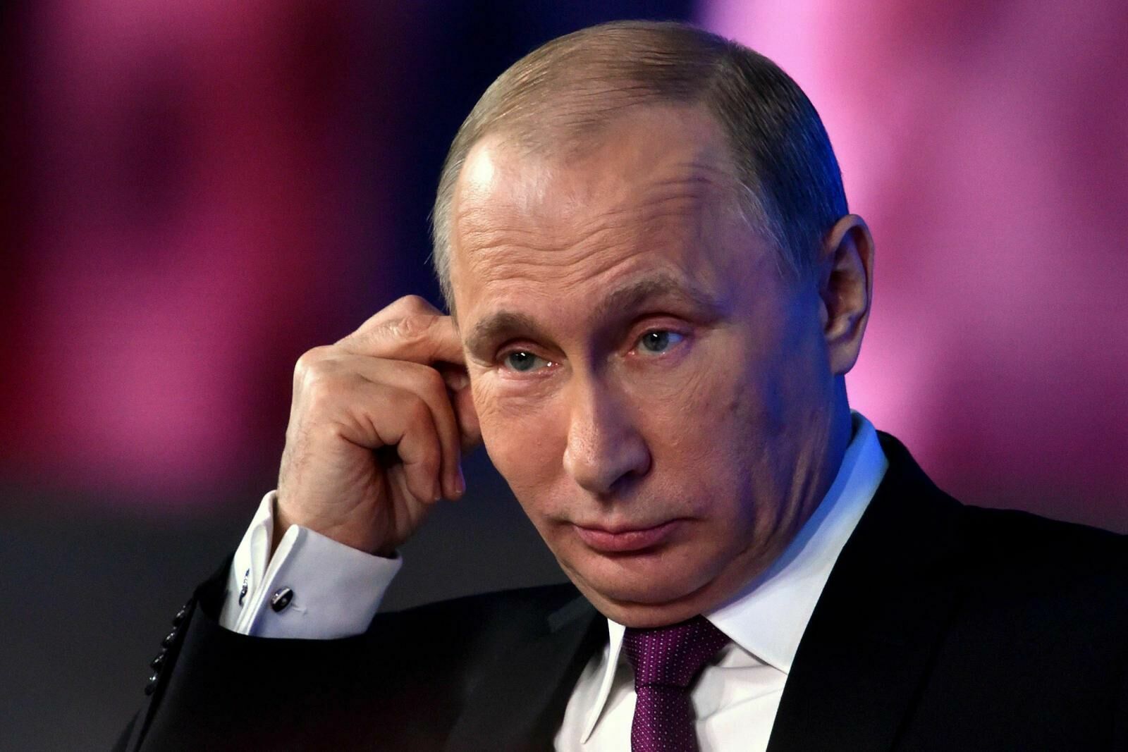 Песков опроверг слухи о скорой отставке Путина из-за проблем со здоровьем