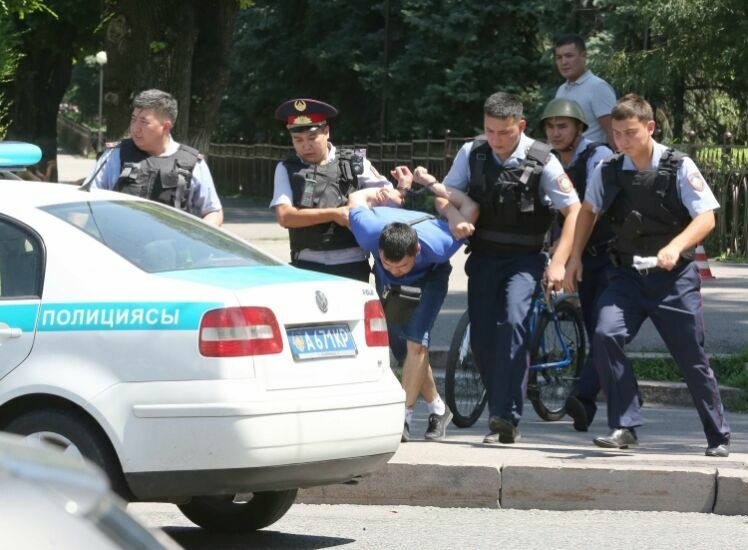 Полицейская спецоперация началась в Алма-Ате