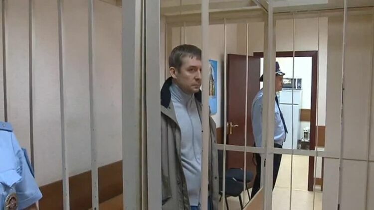 Отец и сестра возили баулы с деньгами в квартиру Захарченко