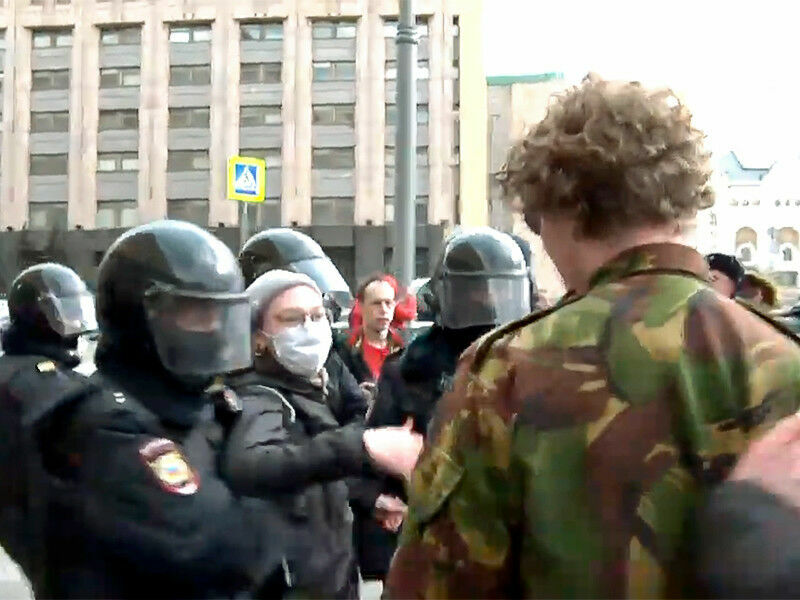 У здания ФСБ в Москве задержали десятки протестующих против "обнуления Путина"