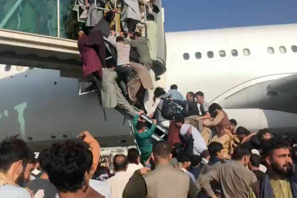 Семь человек погибли в аэропорту Кабула при давке