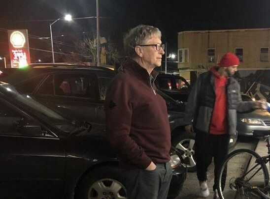 Билл Гейтс отстоял очередь за бургером