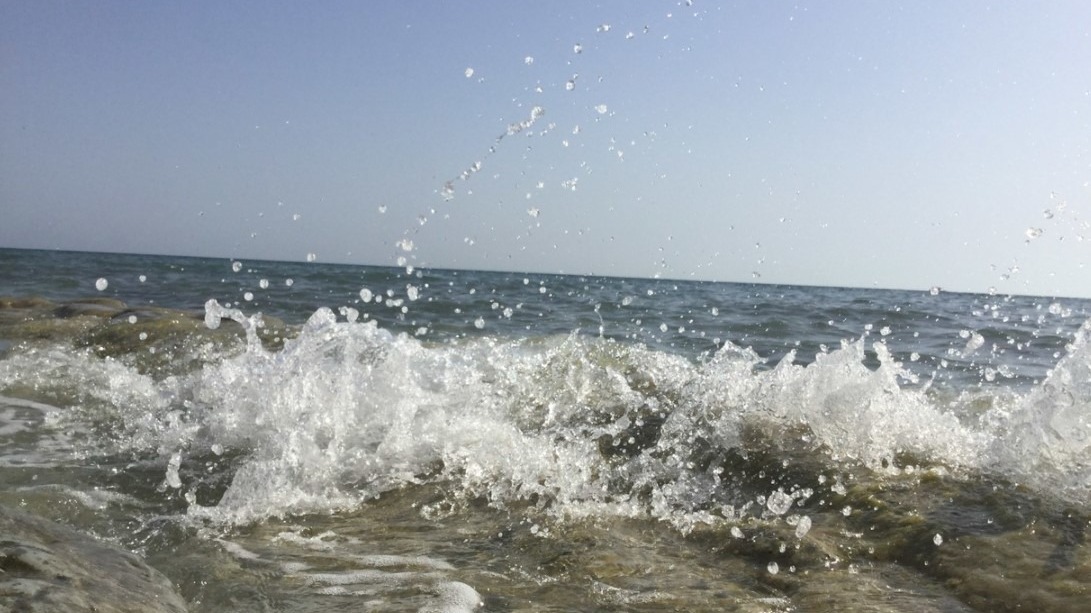 Шторм — не помеха: отдыхающие в Анапе не спешат покидать пляжи (ВИДЕО)