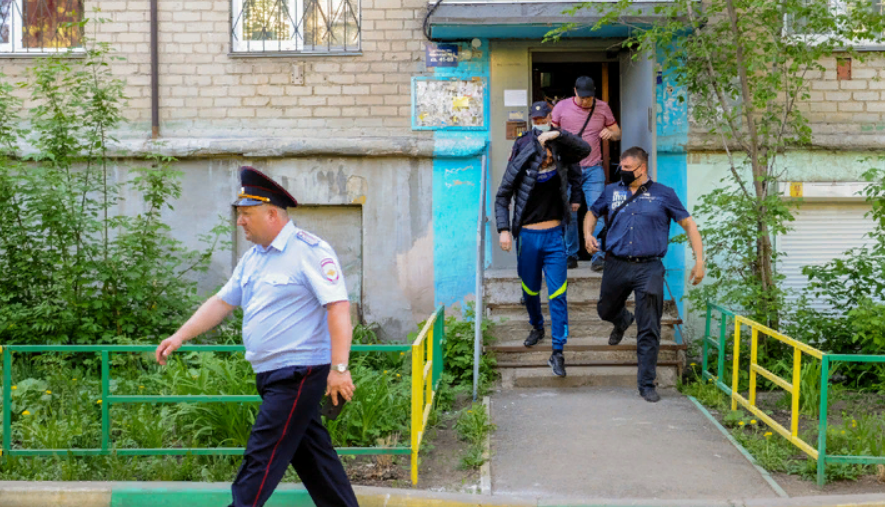В Челябинске соседи сдали полиции человека, называвшего себя "богом"