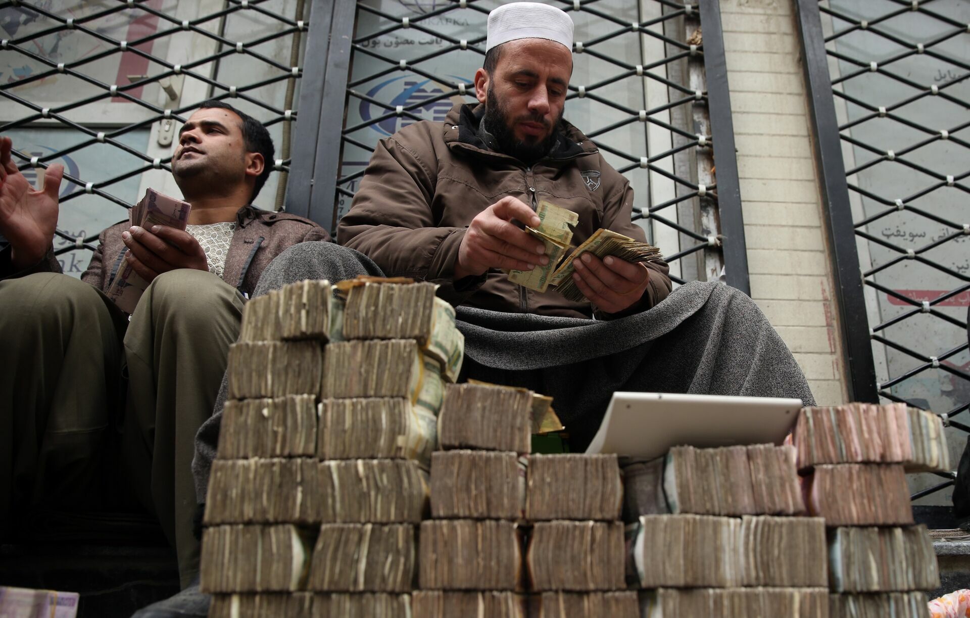 Талибы* запретили афганцам пользоваться иностранной валютой