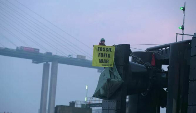 Активисты Greenpeace не пустили в порт Британии танкер с российским дизтопливом