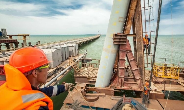 Строители начали сооружать опоры Крымского моста на морских участках