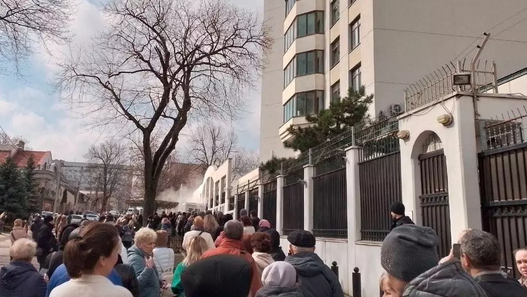 В здание посольства России в Кишиневе бросили коктейль Молотова