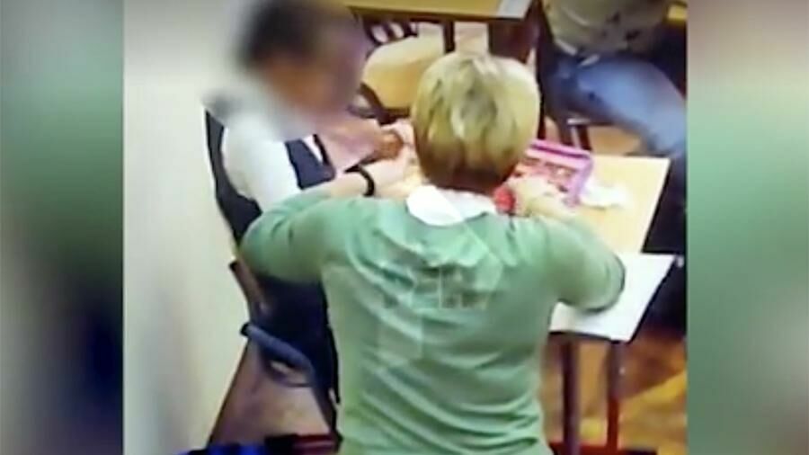 Московскую учительницу заподозрили в избиении детей (ВИДЕО)