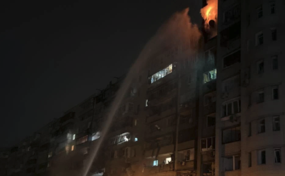 В Киеве загорелся жилой дом после падения горящих обломков