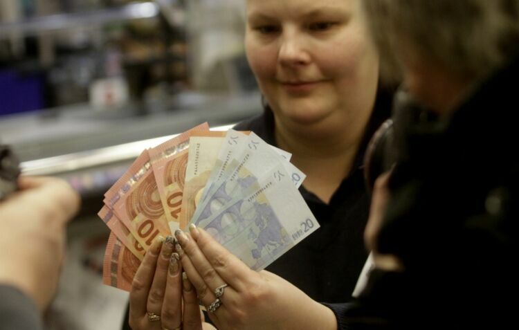 Cразу после наступления Нового года премьер Литвы обналичил евро в банкомате