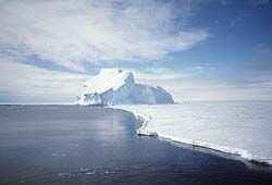 Российский ледокол скован льдами в водах Антарктиды