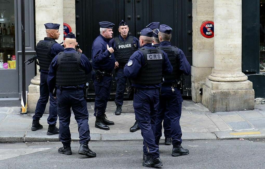 Во Франции задержали школьника, который угрожал учителю ножом