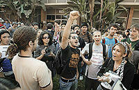 В Лос-Анджелесе взбунтовались студенты / Умная трость может вызвать «скорую помощь» / Босфор и Дарданеллы временно закрыты