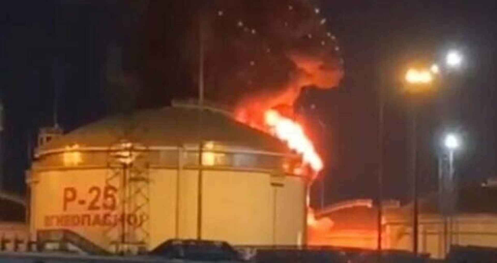 В краснодарском крае был взрыв. Нефтебаза в Краснодаре горит. Горение резервуара с нефтью. Пожар. Горение резервуаров.