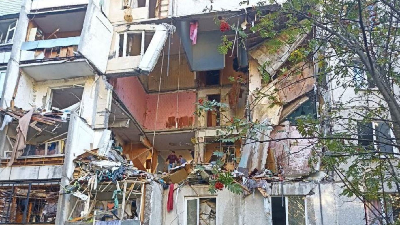 «Вон окно полетело»: жители Балашихи засняли момент взрыва в многоэтажке