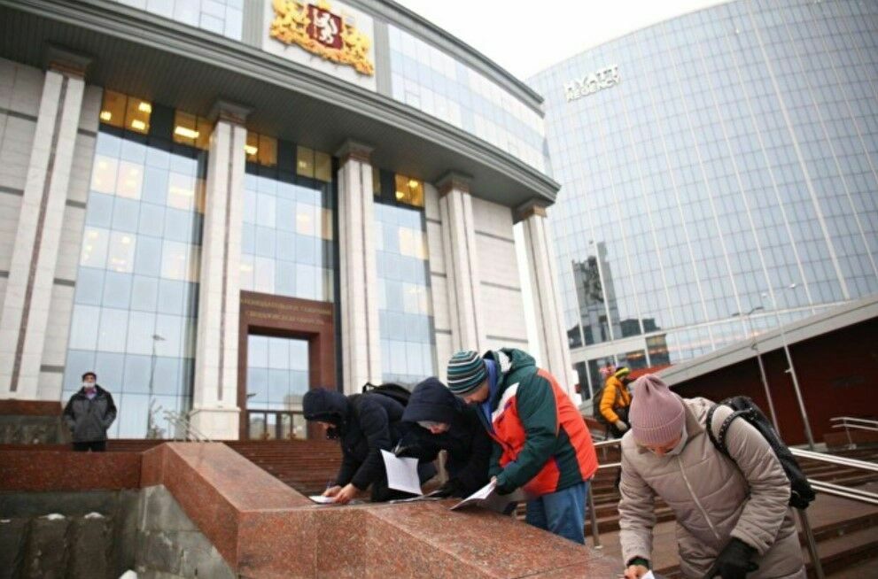 Противники QR-кодов примут участие в заседаниях парламента  Свердловской области
