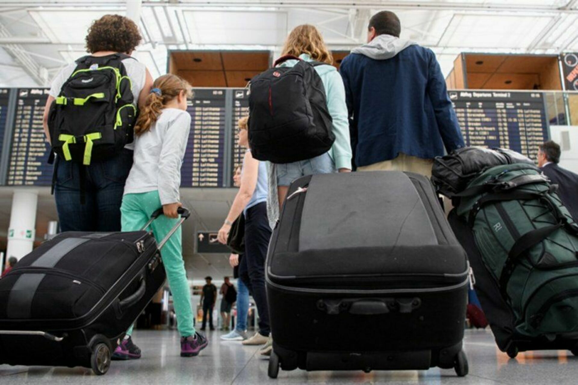 Уезжать куча. Человек с багажом в аэропорту. Перевоз багажа. Пассажир с чемоданом. Чемодан в аэропорту.