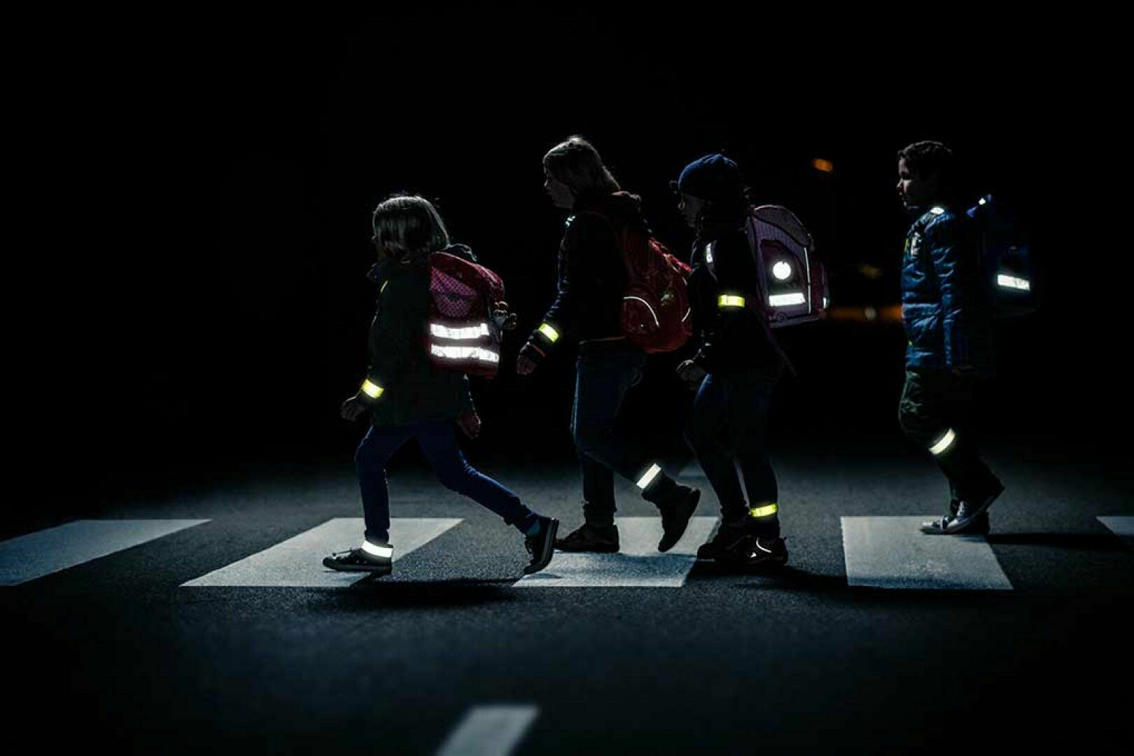 Светящиеся пешеходы в темноте: как добиться «нулевой смертности» на дорогах