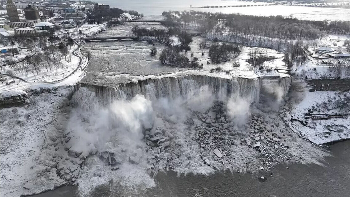 Ниагарский водопад частично обледенел из-за рекордных морозов