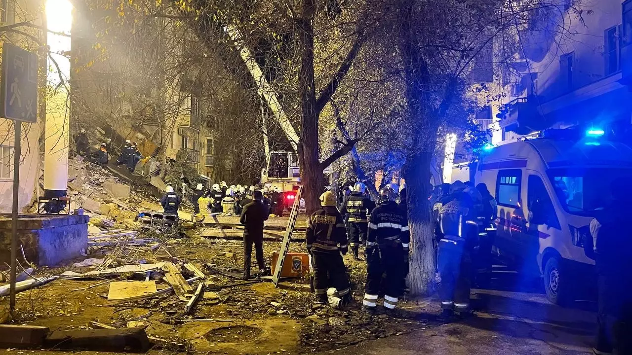 Обрушение пятиэтажки в Астрахани: люди под завалами ждут помощи, один человек погиб
