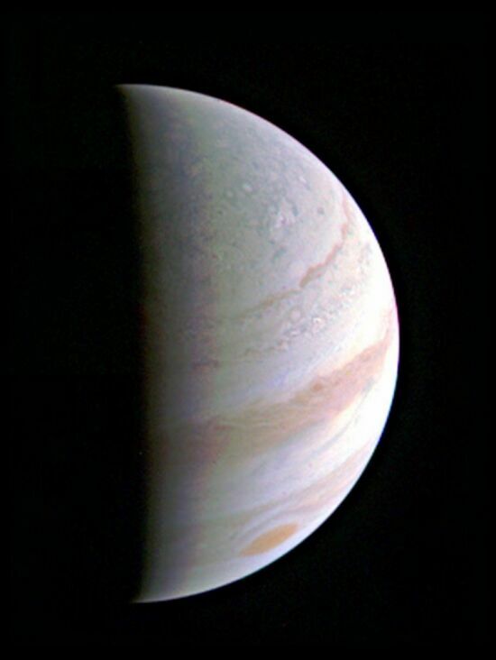 Зонд Юнона подлетел на наиболее близкое к Юпитеру расстояние
