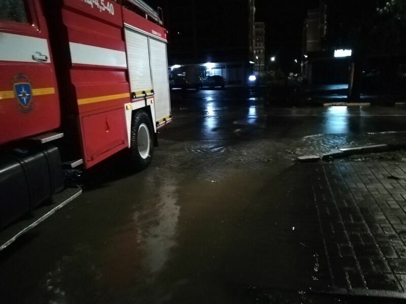 В Сочи затопило участки федеральной трассы после сильных дождей